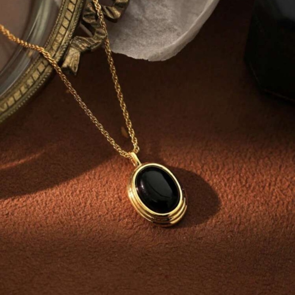 Fashionable Black Pendant Necklace